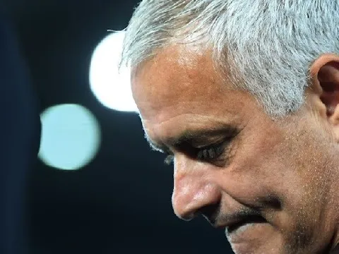 Muối mặt trước Sarriball, Roma của Mourinho lộ điểm yếu chí mạng