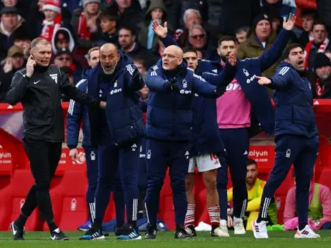 Liverpool được hưởng lợi từ sai lầm của trọng tài