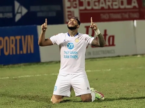 Nam Định lên đầu bảng V-League