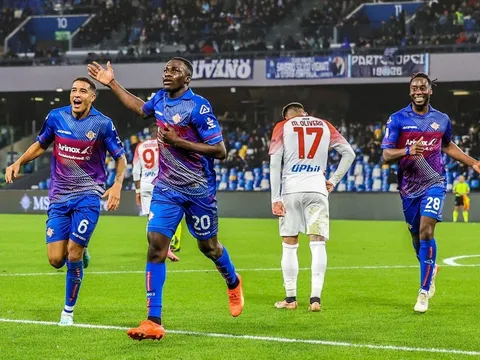 Napoli bị đội bét bảng loại khỏi Cúp quốc gia