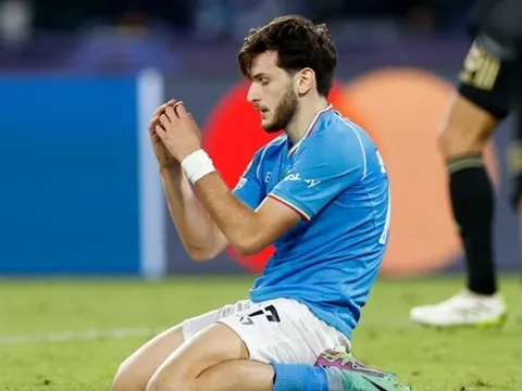 Napoli lại bắn vào chân mình