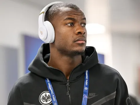 Đội bóng của Mourinho chiêu mộ 'đá tảng' 1m92