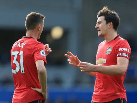 Nemanja Matic bảo vệ Harry Maguire