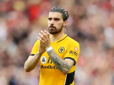 "Liverpool đã liên hệ Konrad Laimer và Ruben Neves"