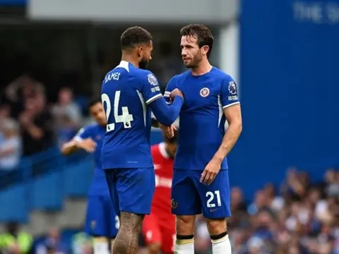 Neville cảnh báo Pochettino về James và Chilwell