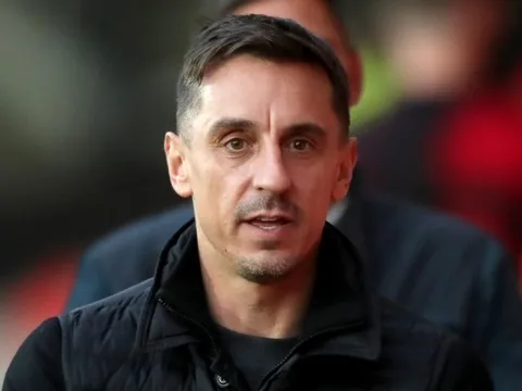 Neville chỉ trích hành động lạ lẫm của tập thể Man Utd