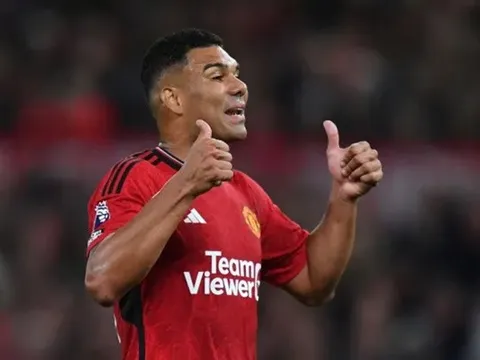 Neville đả kích Casemiro, nêu rõ tân binh Man Utd cần chiêu mộ