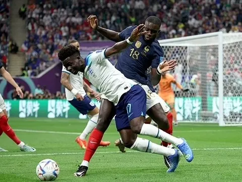 Neville lên án quyết định về Saka và Kane của trọng tài