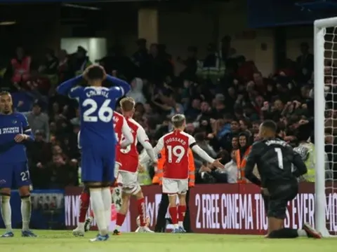 Neville nêu bật 3 vấn đề của Chelsea