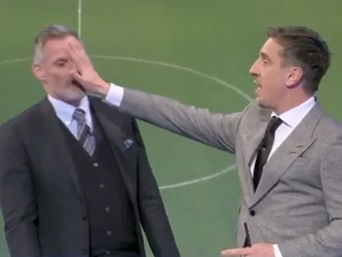 Neville và Carragher tái hiện khoảnh khắc tranh cãi của Kane