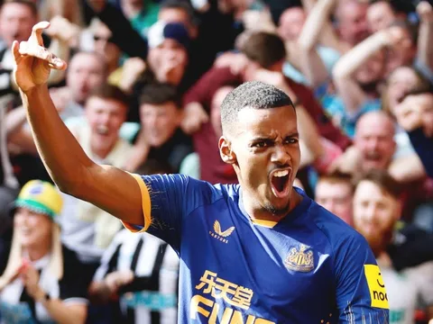 Newcastle đẩy Man United xuống thứ 4