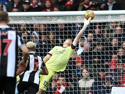 Newcastle gục ngã, Howe ấn tượng với 1 sao Arsenal