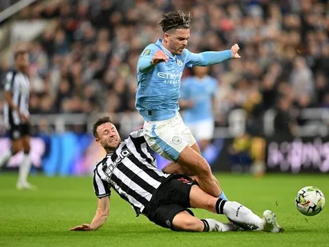 Newcastle loại Man City khỏi League Cup