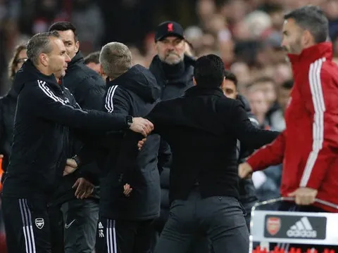 Biểu tượng mới của Anfield đã giúp Klopp trút cơn thịnh nộ lên Arteta