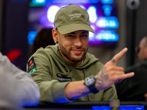 Neymar dự hai giải poker sau khi thua Champions League