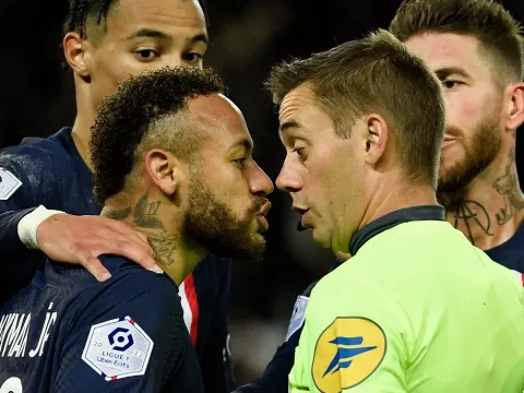 Neymar nhận thẻ đỏ, Mbappe hóa người hùng phút 90+7