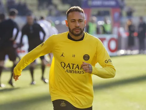 Neymar tranh cãi với sếp PSG