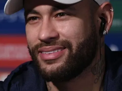 Neymar xin lỗi bạn gái giữa tin đồn ngoại tình