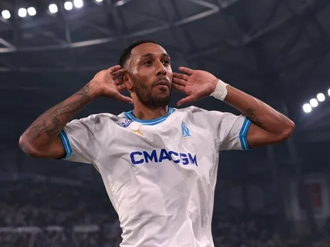 Ngả mũ trước Aubameyang