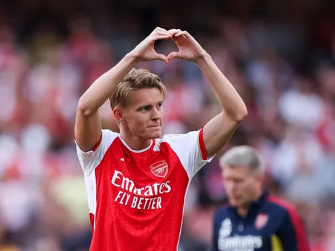 Ngả mũ với nhạc trưởng Arsenal