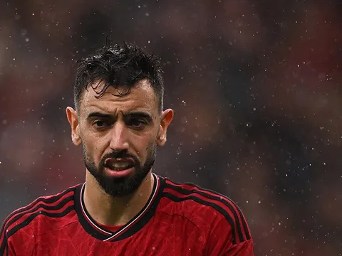 Ngã ngửa Bruno Fernandes
