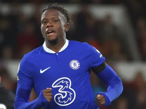 Ngã rẽ mới cho tiền vệ được so sánh với Vieira và Pogba