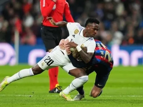 Ngăn De Jong thoát pressing, Vinicius tung chiêu đấu vật