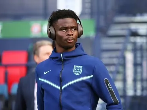 Ngỡ ngàng với rắc rối đeo bám Saka