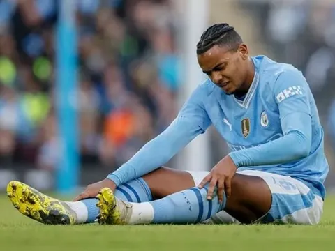 Ngoài Haaland, Guardiola còn đau đầu về Akanji