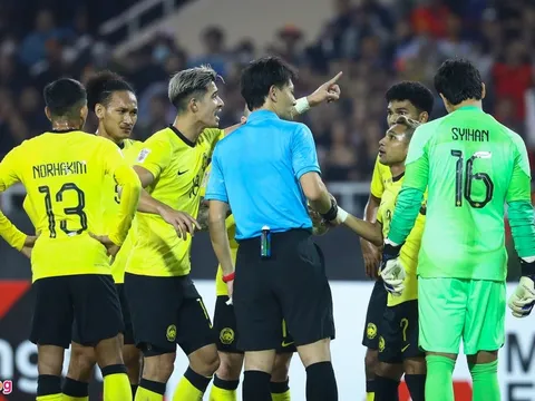 Cầu thủ Malaysia vây trọng tài nhưng nhận cái kết đắng