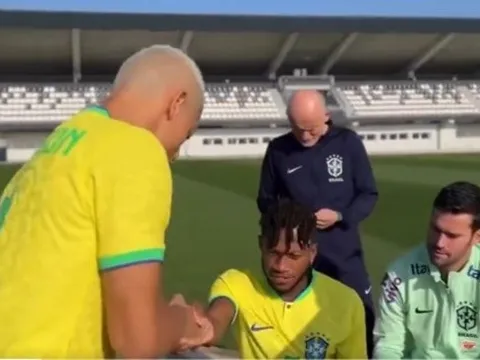 Ngồi chỗ Neymar, Fred bị lôi đi