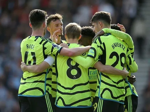 Ferdinand tấm tắc khen Odegaard