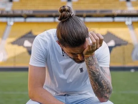 Ngôi sao Premier League rơi lệ trong ngày chia tay CLB