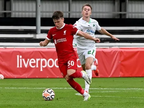 Ngôi sao tốc độ xuất hiện trong trận cầu điên rồ của Liverpool