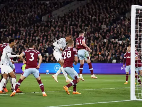 Ngược dòng hạ West Ham, Liverpool chưa thôi cuộc đua top 4