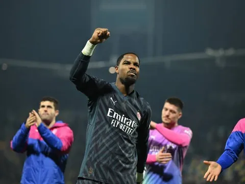 Ngược dòng ngoạn mục, AC Milan bám sát ngôi đầu