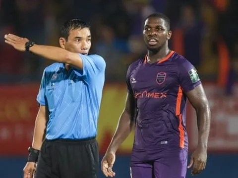 Người cũ HAGL khiêu khích trọng tài