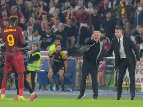 Người cũ M.U hóa tội đồ, Mourinho nhận thất bại trận derby