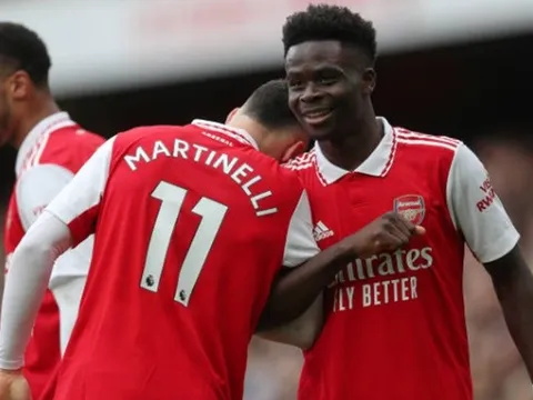 Người đang đi trên con đường của Bukayo Saka