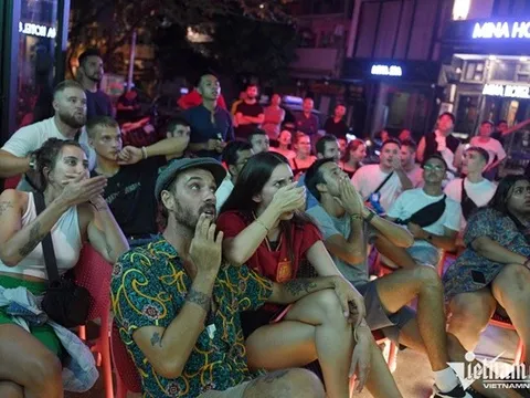 Người Đức cổ vũ đội nhà náo động phố Tây Hà Nội lúc 2h
