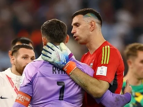 Người hùng Argentina an ủi tội đồ Australia