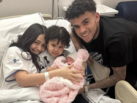 Người hùng Liverpool đón tin vui ngoài sân cỏ