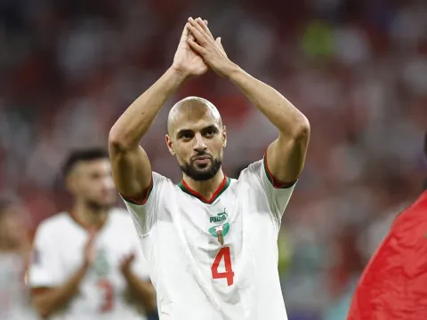 Người hùng tuyển Morocco tự bỏ tiền túi để đá cho Barca