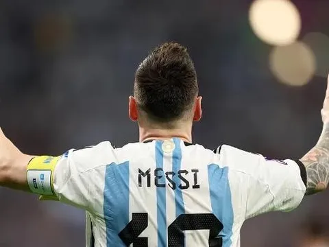 Người thắng kẻ thua sau trận Argentina 2-1 Australia: Messi là 1 vị thần!