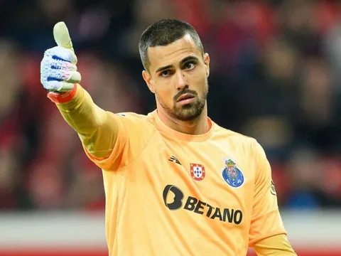 'Người thừa' giúp M.U dễ dàng có Diogo Costa