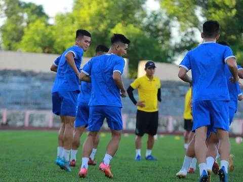 Nhà nghèo, HLV V-League thừa nhận 'sống chung với lũ'