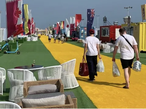 Nhà trọ container cho cổ động viên tại World Cup