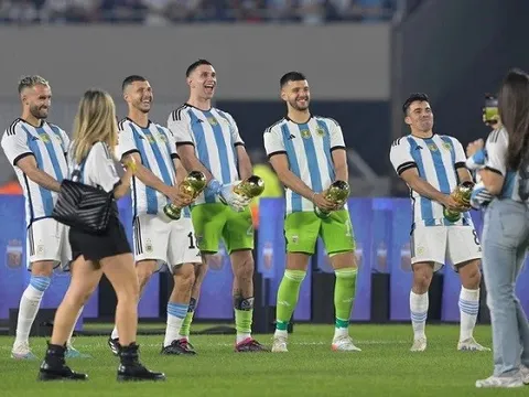 Nhận cúp vô địch, dàn sao Argentina lặp lại 'trò hề' của Martinez