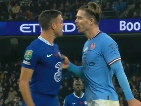 Nhận đòn từ đối thủ, Grealish và Azplicueta xô xát trên sân