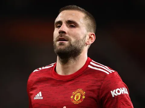 Nhận thẻ vàng phút 90+4, Luke Shaw khiến fan M.U phấn khích